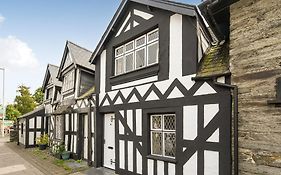 Bwthyn Llys Machynlleth Old Court House